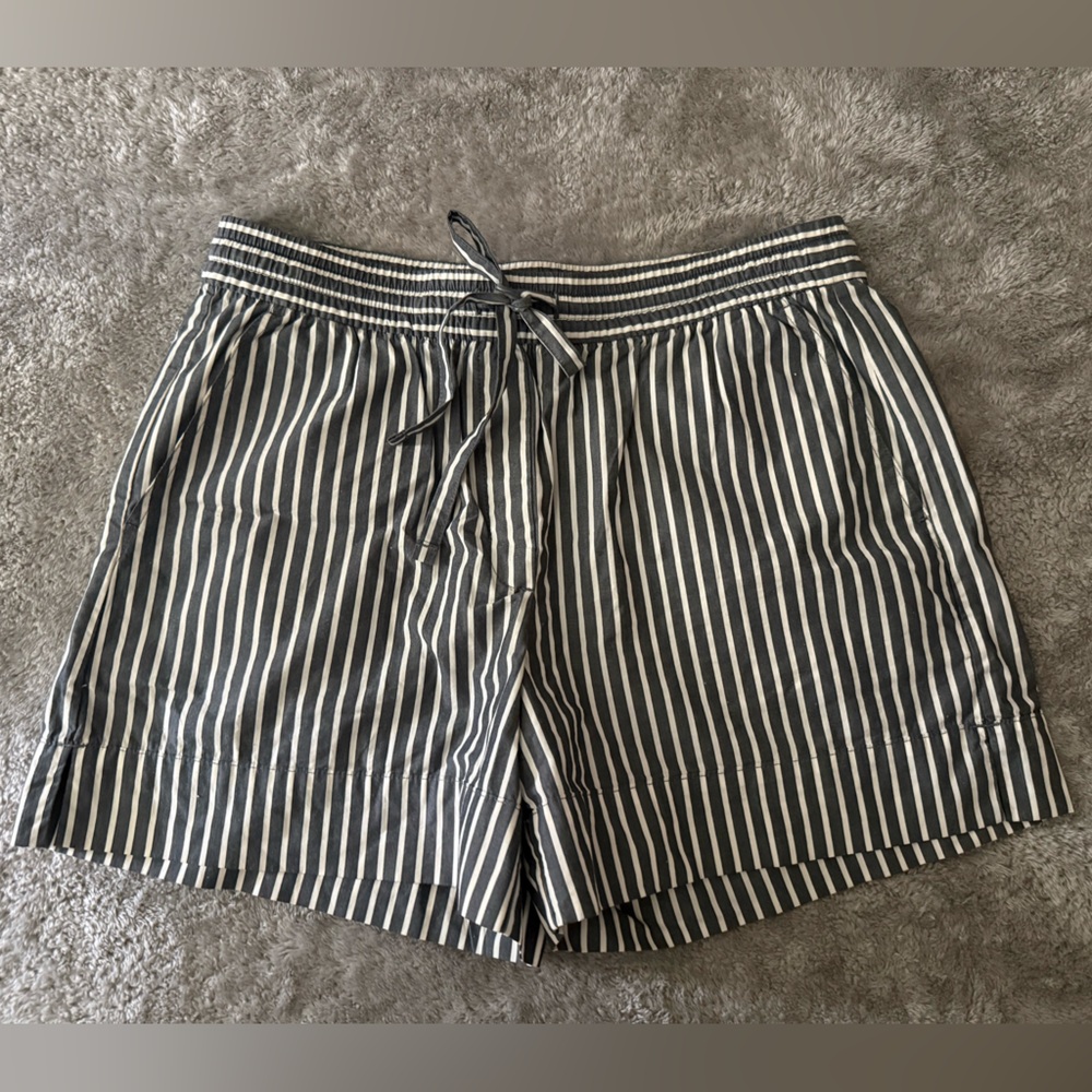 Banana Republic Mid Rise Cotton Shorts - Gray & White M size